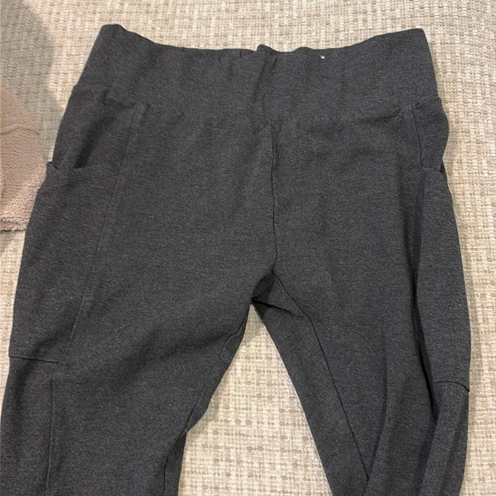 Lou & Grey Charcoal Leggings